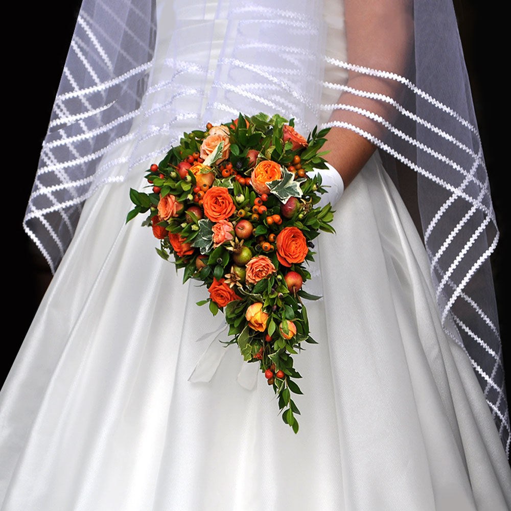 Particular Bridal Bouquet for weddings in Rome with orange roses adorned with seasonal berries